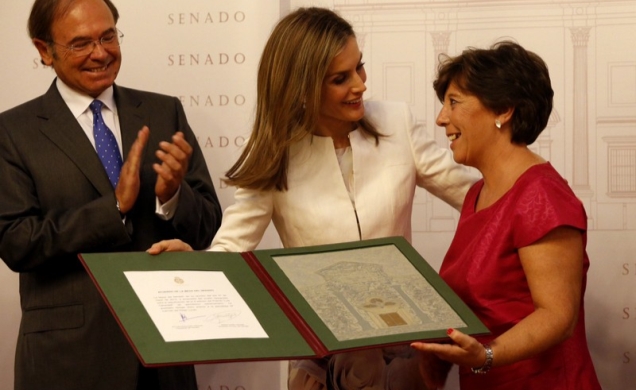 La reina entrega el galardón a Carmen del Riego en presencia del presidente del Senado, Pío García-Escudero. Foto: Casa de S.M. el Rey / Borja Fotógrafos
